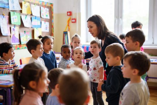 Djeca u skupini smireno prate upute odgojiteljice i pripremaju se za napuštanje objekta prema već uvježbanim kriznim situacijama.